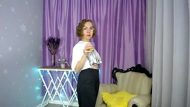 queen a n i online show from 06/28/26, 08:20