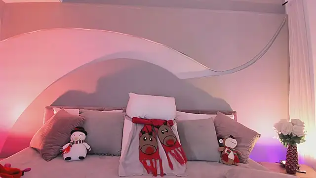Snapshot of Nicolle_W chatting on 12/19/25, 12:01 Nicolle W online show from 12/19/25, 12:01