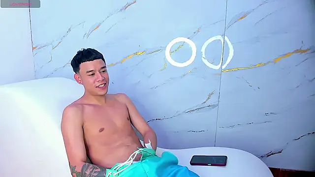 Snapshot of SecretsParty chatting on 11/01/25, 08:22 SecretsParty online show from 11/01/25, 08:22