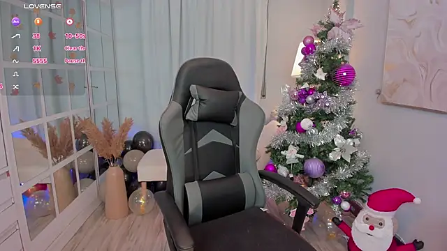 Snapshot of LeahJones_ chatting on 12/14/25, 05:07 LeahJones online show from 12/14/25, 05:07