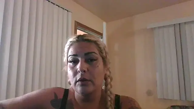 ShineyQuinn online show from 05/27/26, 04:09