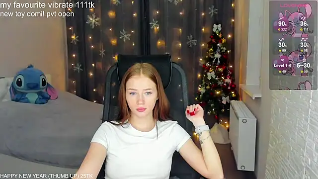 Snapshot of Hot_Mia_ chatting on 12/12/24, 02:00 Hot Mia  online show from 12/12/24, 02:00