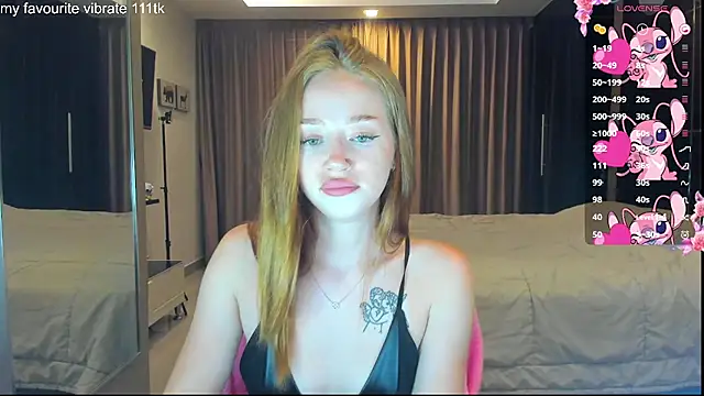 Snapshot of Hot_Mia_ chatting on 10/04/25, 12:03 Hot Mia  online show from 10/04/25, 12:03