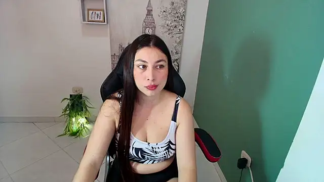 Snapshot of bella_99_ chatting on 11/03/25, 12:28 bella 99  online show from 11/03/25, 12:28