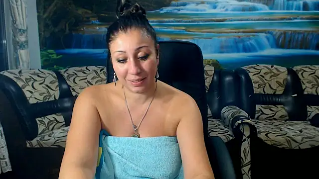 Snapshot of MoistMady chatting on 10/24/25, 09:33 MoistMady online show from 10/24/25, 09:33