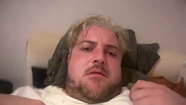 Snapshot of cazzo90p chatting on 10/13/25, 12:32 cazzo90p online show from 10/13/25, 12:32