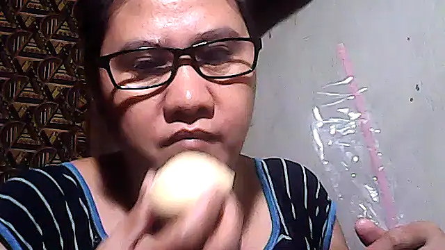 Snapshot of sweetsosie18 chatting on 12/04/25, 07:17 sweetsosie18 online show from 12/04/25, 07:17