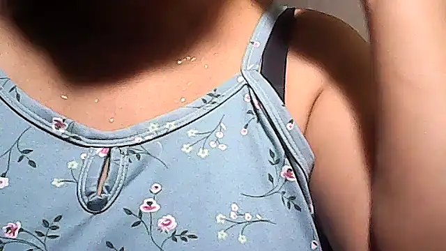 Snapshot of sweetsosie18 chatting on 12/15/25, 05:44 sweetsosie18 online show from 12/15/25, 05:44