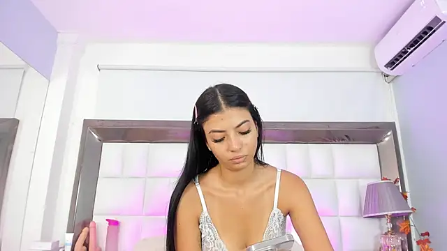 Snapshot of MiaConte chatting on 12/12/24, 07:15 MiaConte online show from 12/12/24, 07:15