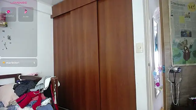 Snapshot of Moon_lunita chatting on 10/16/25, 04:52 Moon lunita online show from 10/16/25, 04:52