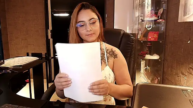 Snapshot of Emiily_W chatting on 10/21/25, 11:11 Emiily W online show from 10/21/25, 11:11