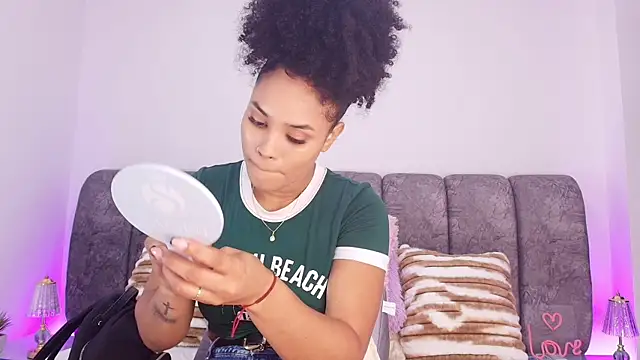 Snapshot of naia_blessed chatting on 11/15/25, 07:10 naia blessed online show from 11/15/25, 07:10