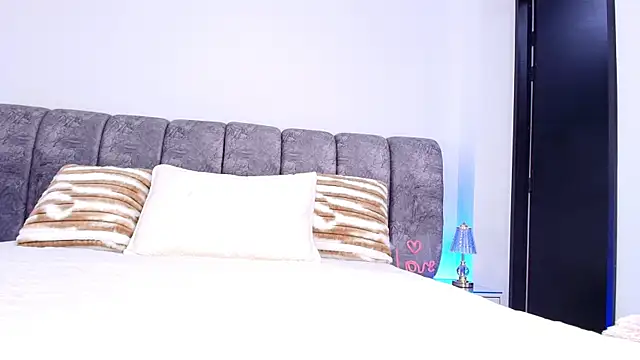 Snapshot of naia_blessed chatting on 11/21/25, 07:12 naia blessed online show from 11/21/25, 07:12