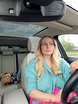 Snapshot of Bondgirl_013 chatting on 10/16/25, 12:28 Bondgirl 013 online show from 10/16/25, 12:28