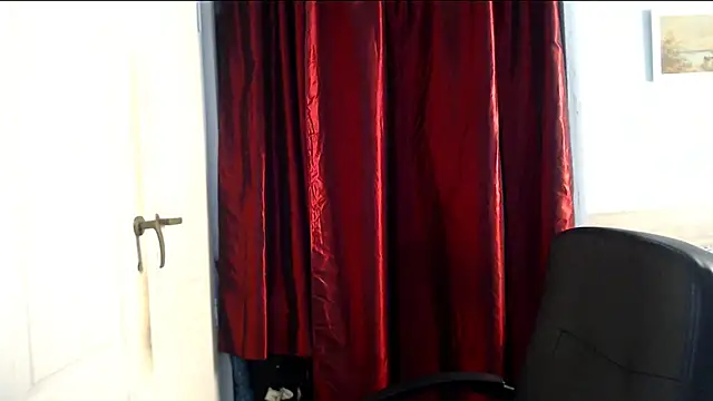 Snapshot of ryhhnnagold99 chatting on 10/27/25, 08:18 ryhhnnagold99 online show from 10/27/25, 08:18