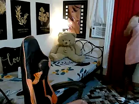 Snapshot of UrhotGoddess chatting on 10/24/25, 08:44 UrhotGoddess online show from 10/24/25, 08:44