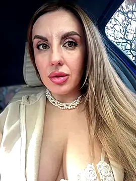 Snapshot of Kalli_Fornia chatting on 10/23/25, 08:35 Kalli Fornia online show from 10/23/25, 08:35