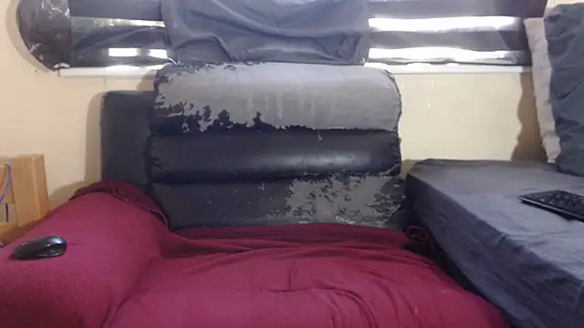 Snapshot of Sweetslender chatting on 10/07/25, 05:15 Sweetslender online show from 10/07/25, 05:15