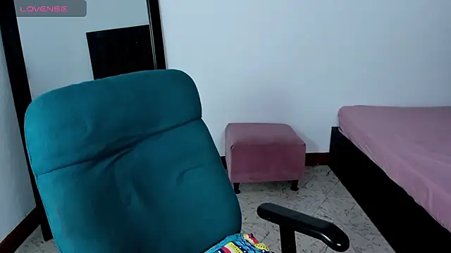 Snapshot of MaiaPetitte_ chatting on 12/30/24, 01:25 MaiaPetitte online show from 12/30/24, 01:25