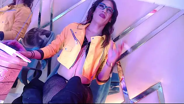 Snapshot of StefyFerrer chatting on 10/22/25, 02:45 StefyFerrer online show from 10/22/25, 02:45