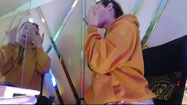 Snapshot of StefyFerrer chatting on 10/26/25, 02:39 StefyFerrer online show from 10/26/25, 02:39