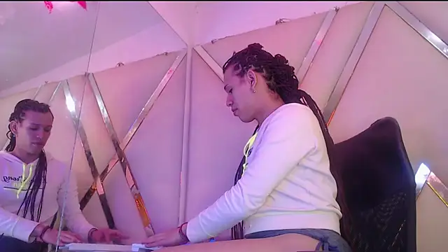 Snapshot of StefyFerrer chatting on 11/28/25, 02:03 StefyFerrer online show from 11/28/25, 02:03