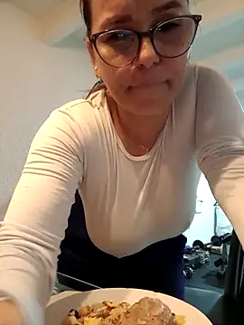 Snapshot of MariaPau_83 chatting on 03/04/25, 11:43 MariaPau 83 online show from 03/04/25, 11:43