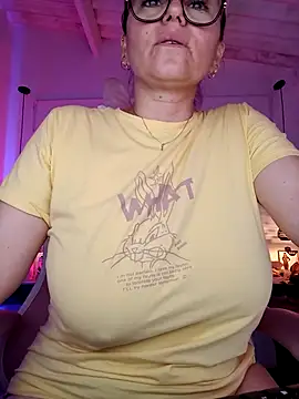 Snapshot of MariaPau_83 chatting on 03/19/25, 03:20 MariaPau 83 online show from 03/19/25, 03:20