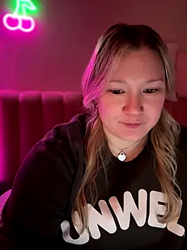 Snapshot of PiggyRose chatting on 12/14/25, 03:45 PiggyRose online show from 12/14/25, 03:45