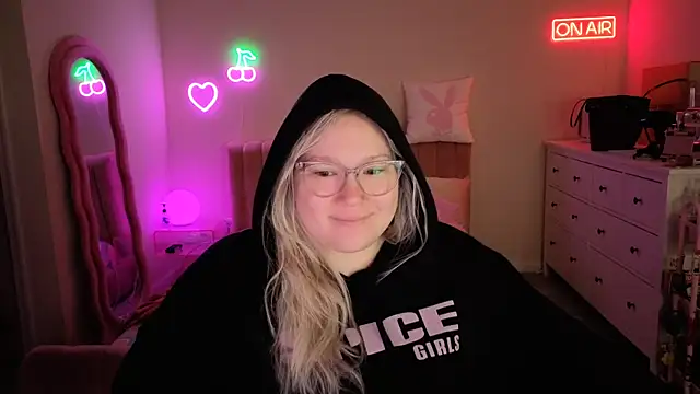 Snapshot of PiggyRose chatting on 12/21/25, 01:35 PiggyRose online show from 12/21/25, 01:35