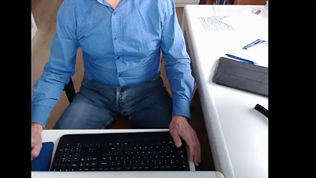 Snapshot of dutchpornking chatting on 10/28/25, 07:45 dutchpornking online show from 10/28/25, 07:45