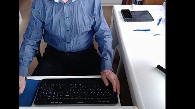 Snapshot of dutchpornking chatting on 11/04/25, 08:24 dutchpornking online show from 11/04/25, 08:24