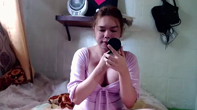 Snapshot of alondra_marie23 chatting on 10/21/25, 05:30 alondra marie23 online show from 10/21/25, 05:30