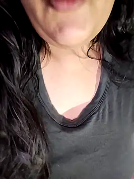 Snapshot of Annerae chatting on 11/16/25, 03:17 Annerae online show from 11/16/25, 03:17