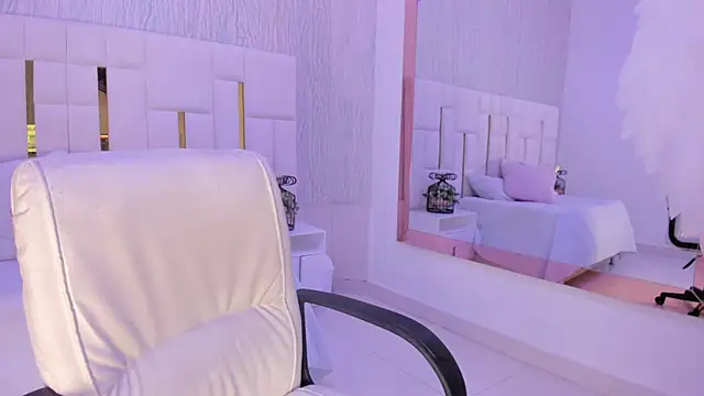 Snapshot of Meghan_stonne_ chatting on 10/25/25, 06:57 Meghan stonne online show from 10/25/25, 06:57