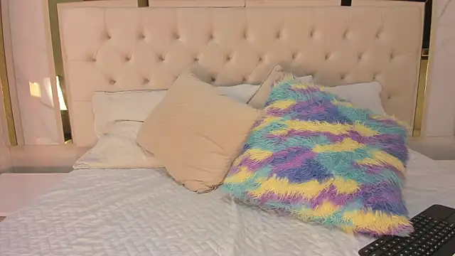 Snapshot of Meghan_stonne_ chatting on 11/30/25, 07:07 Meghan stonne online show from 11/30/25, 07:07