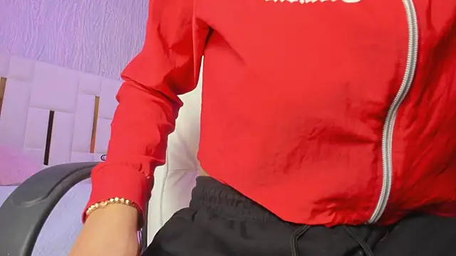 Snapshot of Meghan_stonne_ chatting on 12/14/25, 07:18 Meghan stonne online show from 12/14/25, 07:18