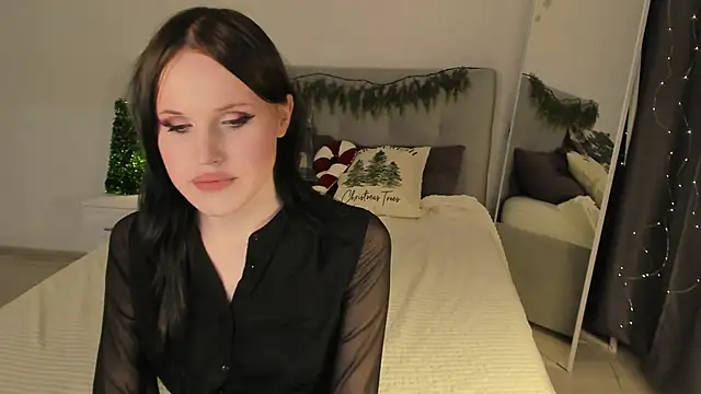 Snapshot of EffieMinki chatting on 12/21/25, 10:00 EffieMinki online show from 12/21/25, 10:00
