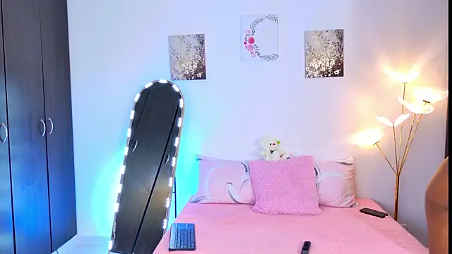 SarahCinnamon- online show from 06/09/26, 04:51