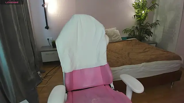 Snapshot of Lesya_Flin chatting on 10/31/25, 09:21 Lesya Flin online show from 10/31/25, 09:21