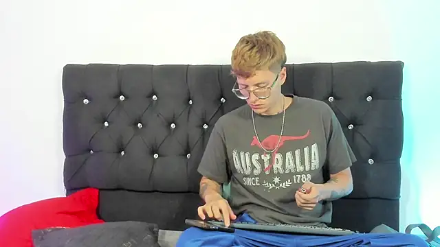 Snapshot of A_sexy_couple__ chatting on 10/05/25, 01:59 A sexy couple online show from 10/05/25, 01:59