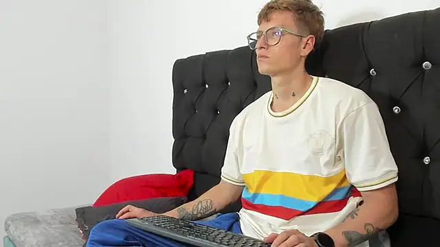 Snapshot of A_sexy_couple__ chatting on 10/05/25, 09:13 A sexy couple online show from 10/05/25, 09:13