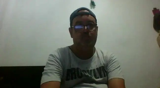 Snapshot of djtomxxx2777 chatting on 02/06/25, 11:37 djtomxxx2777 online show from 02/06/25, 11:37