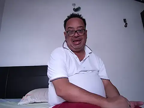 Snapshot of djtomxxx2777 chatting on 06/20/26, 03:26 djtomxxx2777 online show from 06/20/26, 03:26