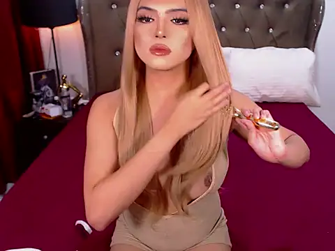 Snapshot of WomanofWorldTS chatting on 11/30/25, 04:00 WomanofWorldTS online show from 11/30/25, 04:00