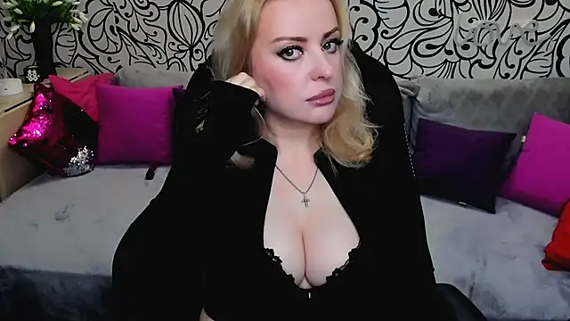 Hotdreamhere online show from 12/23/25, 06:00