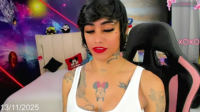 Snapshot of Nella_Dolls chatting on 11/13/25, 08:52 Nella Dolls online show from 11/13/25, 08:52