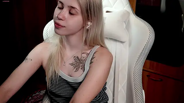 Snapshot of ho1yho1e chatting on 09/24/25, 07:39 ho1yho1e online show from 09/24/25, 07:39