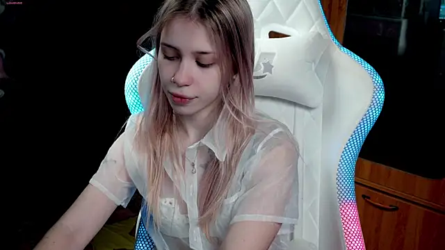 Snapshot of ho1yho1e chatting on 11/25/25, 06:30 ho1yho1e online show from 11/25/25, 06:30