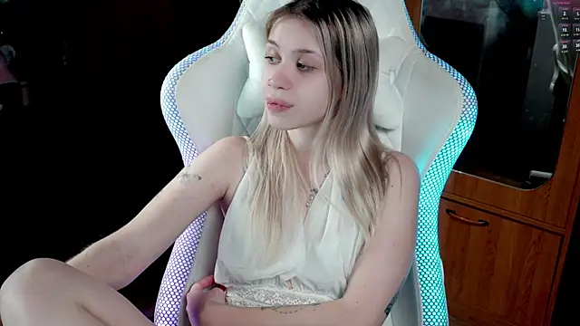 Snapshot of ho1yho1e chatting on 12/04/25, 05:43 ho1yho1e online show from 12/04/25, 05:43